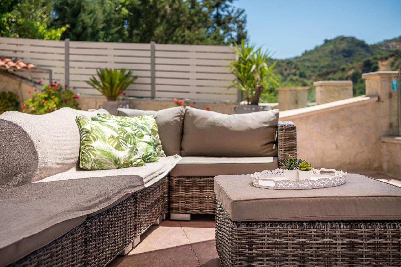 Verekinthos Villas - Pool, Hot Tub, Bbq, Kids Playground, Stunning Mountain Views Yerolákkos Exterior foto
